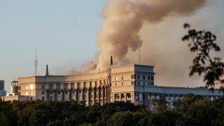 Smoke rises over a building of the Ukrainian government headquarters, after Russian drone and missile strikes, amid Russia’s attack on Ukraine, in Kyiv, Ukraine September 7, 2025. REUTERS/Serhii Korovainyi