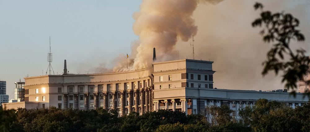 Smoke rises over a building of the Ukrainian government headquarters, after Russian drone and missile strikes, amid Russia’s attack on Ukraine, in Kyiv, Ukraine September 7, 2025. REUTERS/Serhii Korovainyi