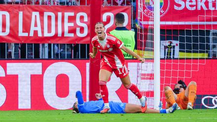Klara Bühl bejubelt ihr Tor zum 2:0 für die Bayern-Frauen gegen Leverkusen.