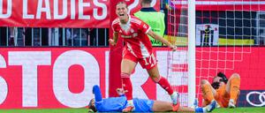 Klara Bühl bejubelt ihr Tor zum 2:0 für die Bayern-Frauen gegen Leverkusen.