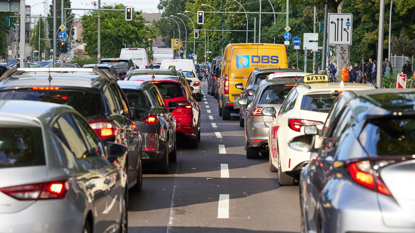 Die-Blechlawine-rollt-wieder-Macht-das-Autodesign-endlich-schlanker-