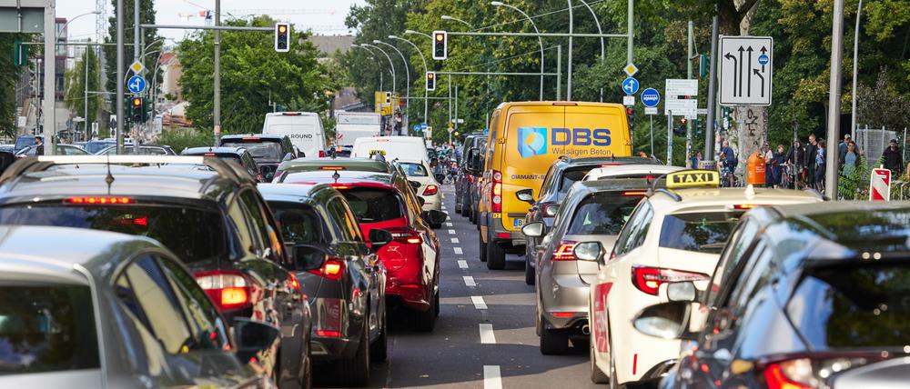 Starker Verkehr aus Süden Richtung Elsenbrücke ist bei einer Demonstration gegen die Eröffnung des 16. Abschnitts der A100 auf der Elsenstraße zu sehen. +++ dpa-Bildfunk +++