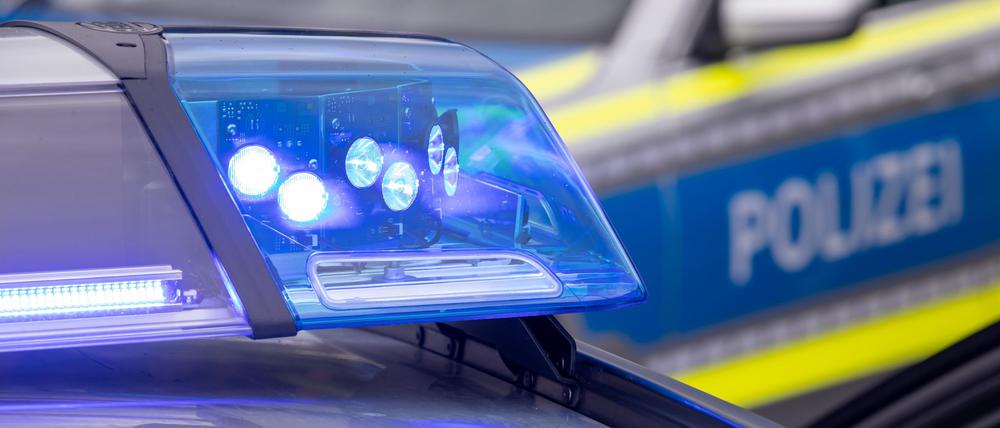 Ein Blaulicht leuchtet auf dem Dach eines Polizeifahrzeugs.