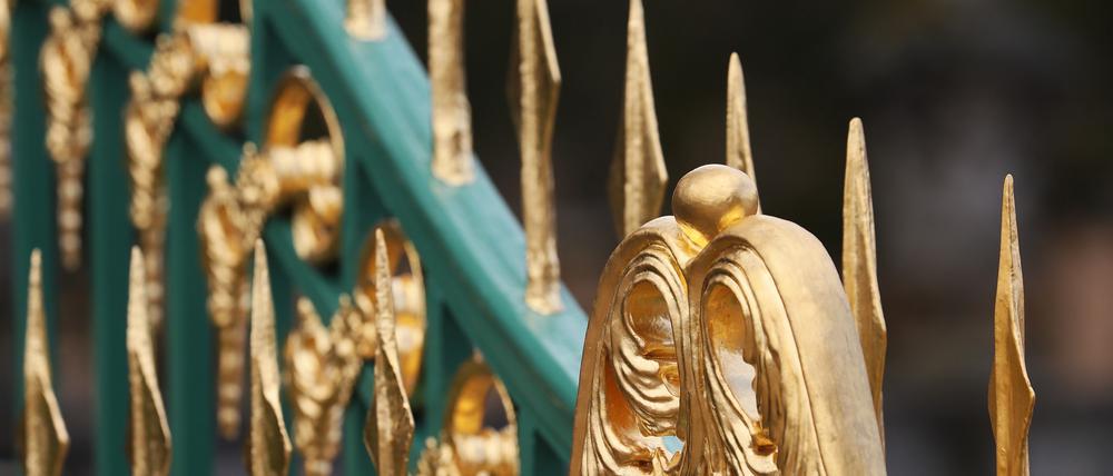 Die Zäune von Park Sanssouci werden am Eingang Lindstedter Weg immer wieder mit Hundekotbeuteln behängt.