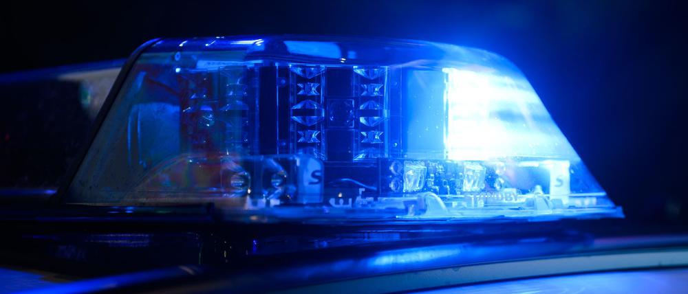 Ein Blaulicht leuchtet auf einem Einsatzfahrzeug der Polizei.