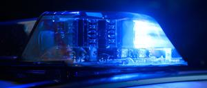 Ein Blaulicht leuchtet auf einem Einsatzfahrzeug der Polizei. 