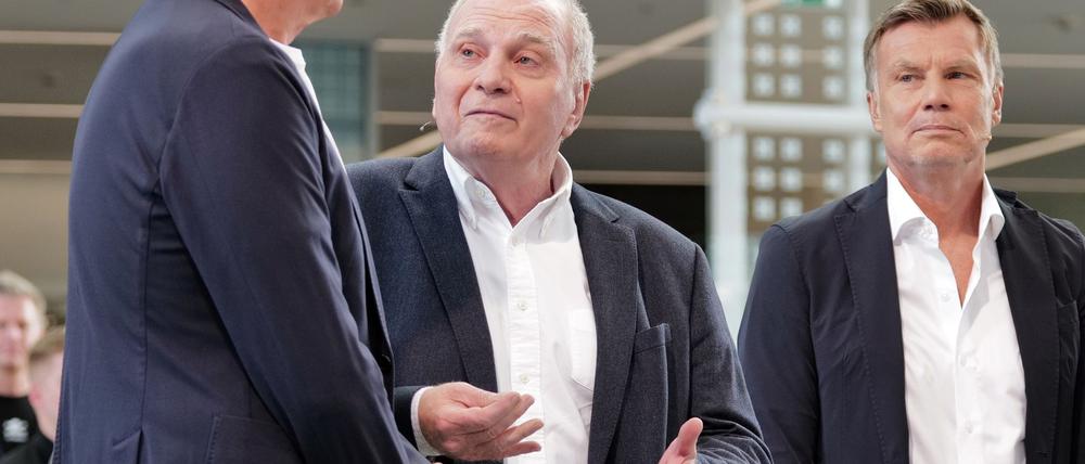 Uli Hoeneß (m) bezieht im Doppelpass Stellung.
