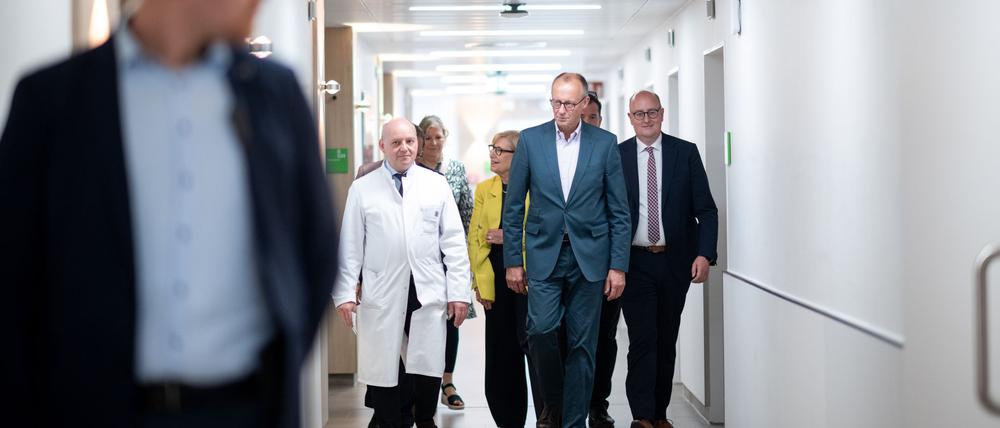 Die Finanzierung des Gesundheitssystems war auch Thema beim Besuch von Bundeskanzler Merz im Alfried-Krupp-Krankenhaus in Essen.