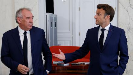 Der französische Präsident Emmanuel Macron (r) trifft François Bayrou.