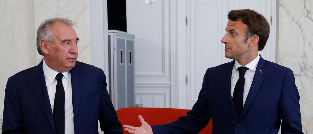 Der französische Präsident Emmanuel Macron (r) trifft François Bayrou.