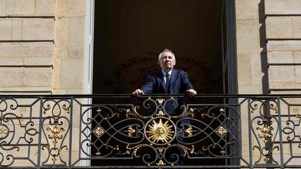 France's Prime Minister Francois Bayrou poses from the balcony of his office at the hotel Matignon, French Prime minister's official residence, in Paris on September 6, 2025. (Photo by JOEL SAGET / AFP)