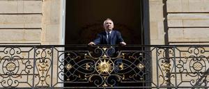France's Prime Minister Francois Bayrou poses from the balcony of his office at the hotel Matignon, French Prime minister's official residence, in Paris on September 6, 2025. (Photo by JOEL SAGET / AFP)