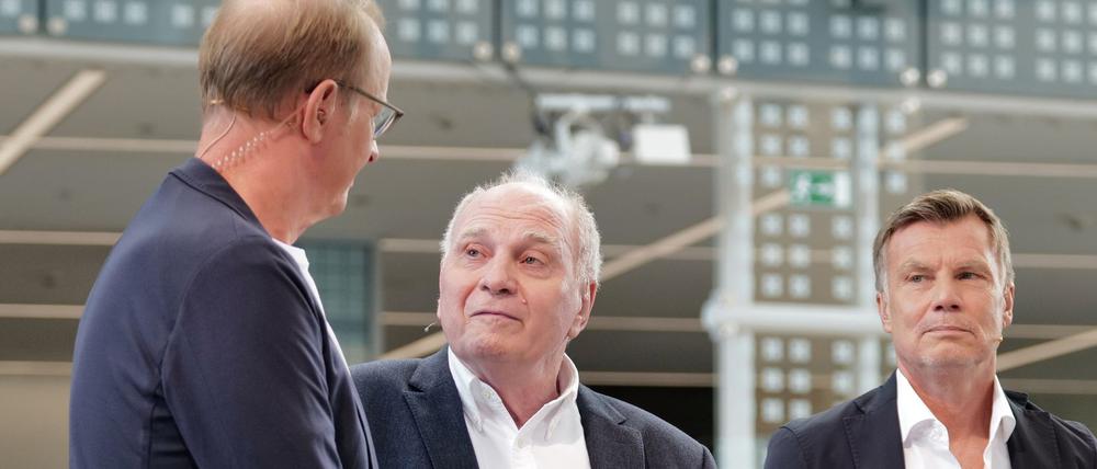 Uli Hoeneß (Mitte) hatte am Sonntag im „Doppelpass“ einiges zu erzählen.