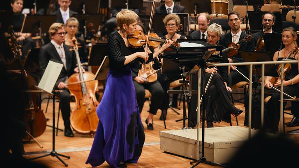Die Geigerin Isabelle Faust beim Konzert von Les Siècles in der Philharmonie.