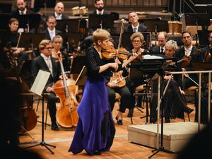 Die Geigerin Isabelle Faust beim Konzert von Les Siècles in der Philharmonie.