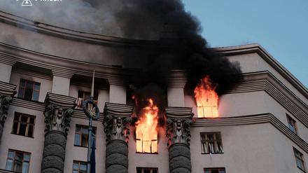 Auf diesem vom ukrainischen Katastrophenschutz zur Verfügung gestellten Foto steigt Rauch von einem Feuer im Gebäude des Ministerkabinetts nach einem russischen Angriff auf.