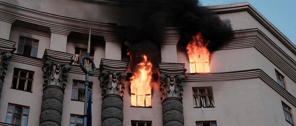 Auf diesem vom ukrainischen Katastrophenschutz zur Verfügung gestellten Foto steigt Rauch von einem Feuer im Gebäude des Ministerkabinetts nach einem russischen Angriff auf.