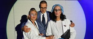Zwei FU-Biologinnen (Heike Ostendorp, links, und Santina Maria Schrader) haben die große Entdeckung zur Freude von Kanzler Merz in der Mitte (Robert F. Martin) gemacht.