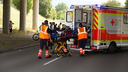 07.09.2025, Baden-Württemberg, Bad Dürrheim: Einsatzkräfe von dem Deutschen Roten Kreuz verarzten verunglückte Radfahrer. Ein Fahrradrennen bei Bad Dürrheim endet mit einem Massensturz. Die Polizei meldet Dutzende Verletzte. Foto: Andreas Maier/dpa - ACHTUNG: Verwendung nur im vollen Format +++ dpa-Bildfunk +++