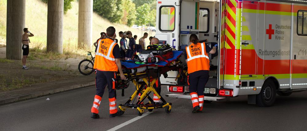 07.09.2025, Baden-Württemberg, Bad Dürrheim: Einsatzkräfe von dem Deutschen Roten Kreuz verarzten verunglückte Radfahrer. Ein Fahrradrennen bei Bad Dürrheim endet mit einem Massensturz. Die Polizei meldet Dutzende Verletzte. Foto: Andreas Maier/dpa - ACHTUNG: Verwendung nur im vollen Format +++ dpa-Bildfunk +++
