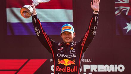 Endlich wieder ein Siegerpokal - 112 Tage musste Verstappen darauf warten. 
