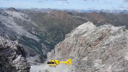  Ein Hubschrauber der Bergrettung fliegt über den Ortler, wo am Sonntag ein deutscher Bergsteiger verunglückte.
