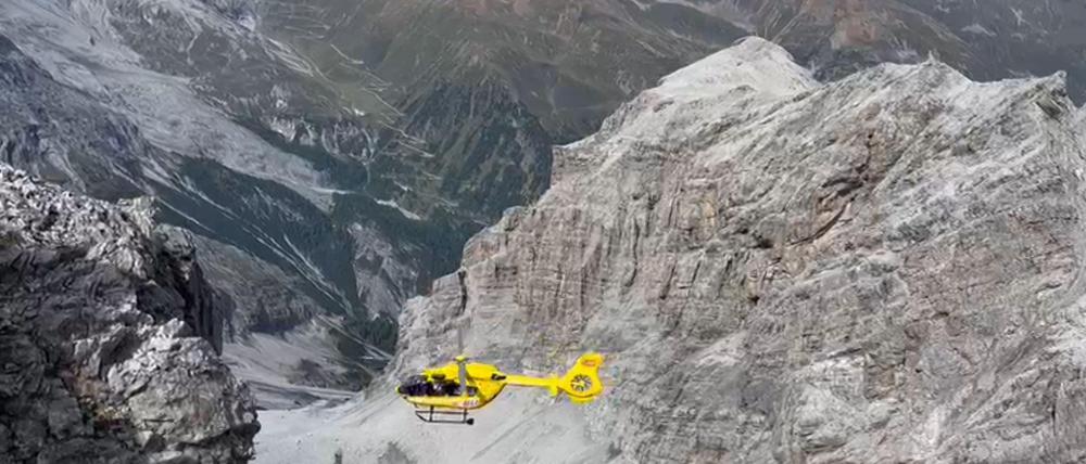 Ein Hubschrauber der Bergrettung fliegt über den Ortler, wo am Sonntag ein deutscher Bergsteiger verunglückte.