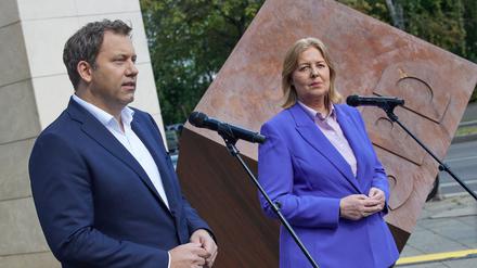 Lars Klingbeil (SPD), Bundesfinanzminister, und Bärbel Bas (SPD), Bundesarbeitsministerin, geben vor einer Klausur des SPD-Parteivorstandes vor dem Willy-Brandt-Haus ein Statement ab.
