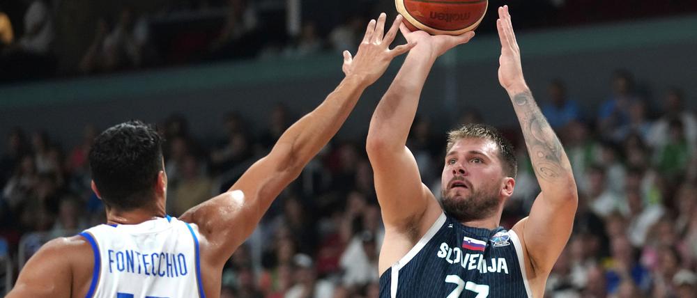 Luka Doncic (r) ist mit Slowenien deutscher Viertelfinalgegner bei der EM.