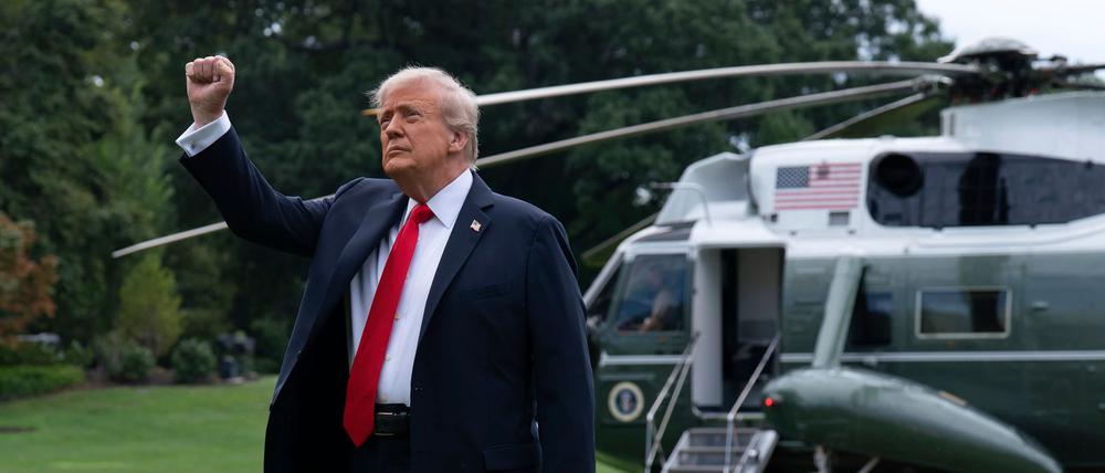 Trump spricht eine Warnung an die Hamas aus. 