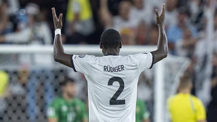 Antonio Rüdiger scheint im Spiel gegen Nordirland himmlischen Beistand zu erflehen.