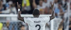 Antonio Rüdiger scheint im Spiel gegen Nordirland himmlischen Beistand zu erflehen.