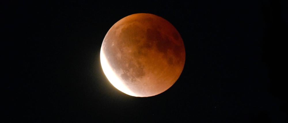 Der Vollmond geht mit einer totalen Mondfinsternis über Wedel Schleswig-Holstein auf.