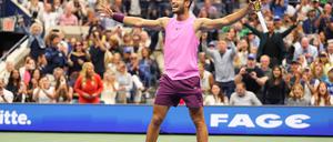 Carlos Alcaraz jubelt über seinen Titel.