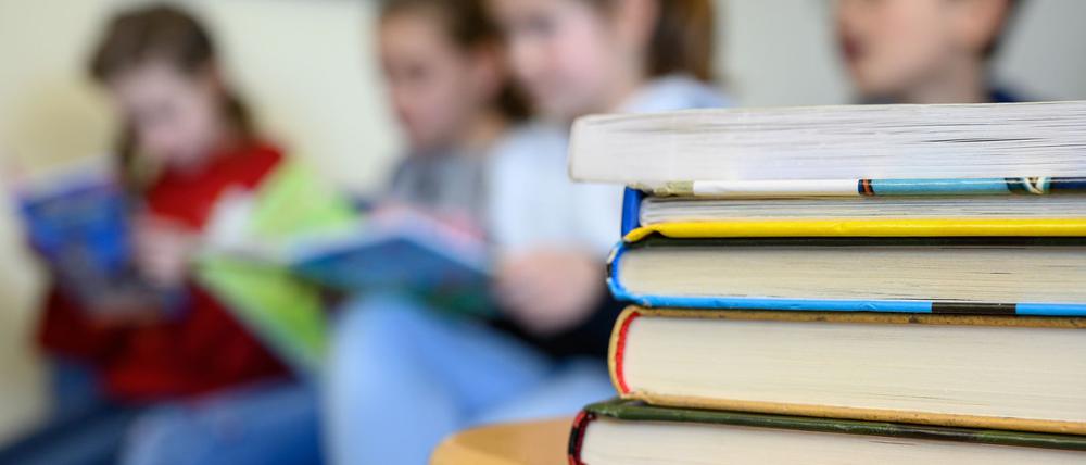 Längst nicht alle Kinder können nach der Grundschule gut lesen. (Symbolbild)