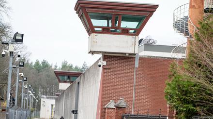 Ein Wachturm an der Wand der Justizvollzugsanstalt Tegel. (Archivbild)