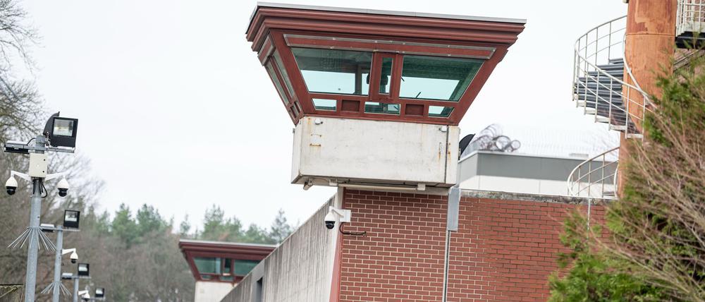 Ein Wachturm an der Wand der Justizvollzugsanstalt Tegel. (Archivbild) 