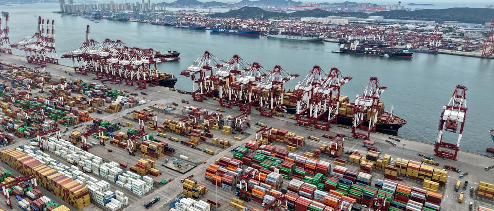 Der Hafen von Qingdao - die chinesischen Exporte in die USA brachen ein. (Archivbild)