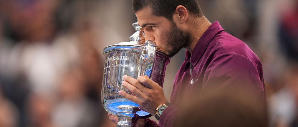 Ein Küsschen für den Pokal: Alcaraz ist neuer US-Open-Champion.