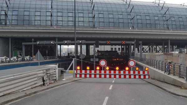 Ampelausfall am Haupbahnhof Berlin. Keine Durchfahrt durch den Tiergartentunnel. Foto: Mike Wolff