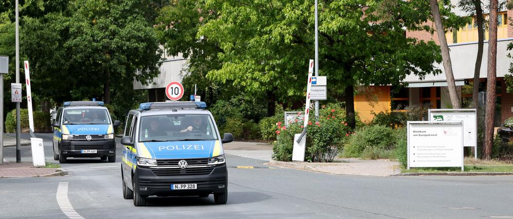 Zwei Fahrzeuge der Polizei verlassen das Gelände von dem Klinikum am Europakanal. 