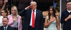 Donald Trump salutierte, als die Nationalhymne im Stadion in New York vorgetragen wurde.