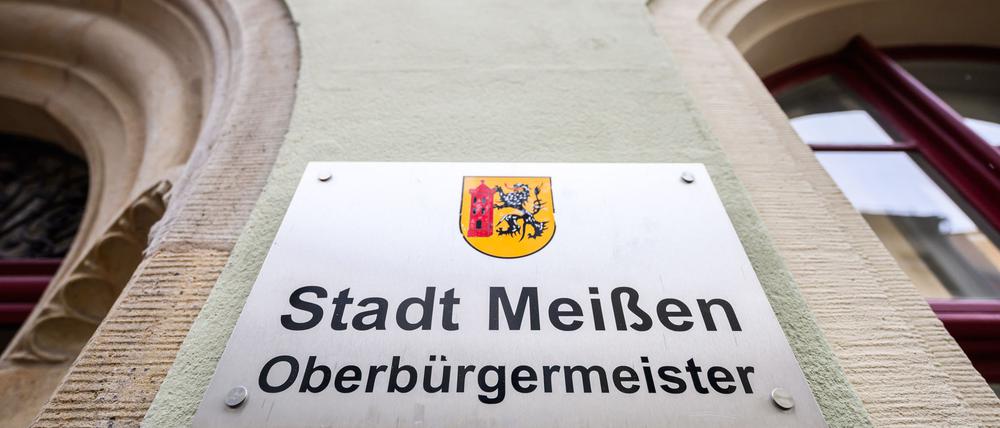 Ein Schild „Stadt Meißen Oberbürgermeister“ ist am Eingang des Rathauses montiert. 