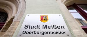 Ein Schild „Stadt Meißen Oberbürgermeister“ ist am Eingang des Rathauses montiert. 