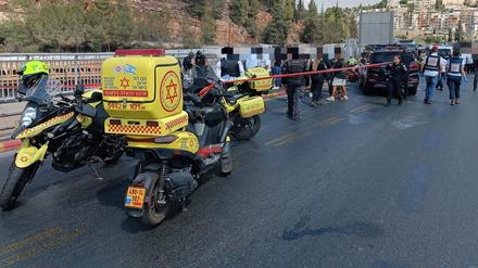 Rettungsdienste stehen am Ort eines Anschlags in Jerusalem.