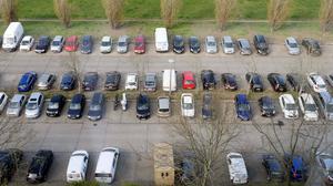 Ansicht auf parkende Pkws von oben. 
