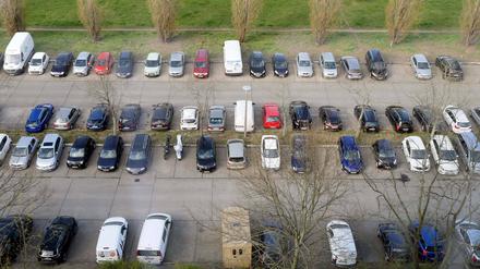 Ansicht auf parkende Pkws von oben.