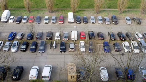 Ansicht auf parkende Pkws von oben. 