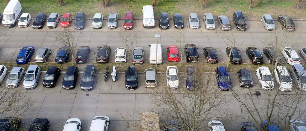Ansicht auf parkende Pkws von oben.