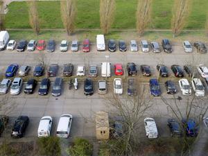 Ansicht auf parkende Pkws von oben. 